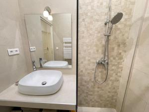 Et badeværelse på Nice Renting - Penchienatti - Spacious Apartment - 2 BedRooms - King Bed - View Heart of Nice