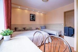 Habitación de hotel con 2 camas y TV en Mara, en Vilna