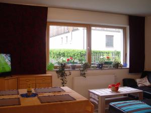 sala de estar con mesa y ventana en Appartement Birgla, en Ramsau im Zillertal