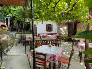 Reštaurácia alebo iné gastronomické zariadenie v ubytovaní Ambelikos Traditional Agrohotel