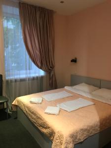 Postel nebo postele na pokoji v ubytování Kizhi ART Hotel Kharkiv