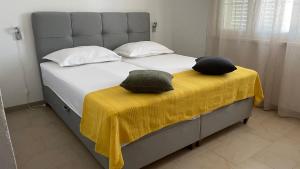 Ein Bett oder Betten in einem Zimmer der Unterkunft Apartmani Slavonija