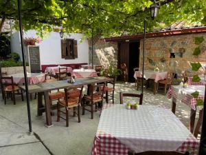 Reštaurácia alebo iné gastronomické zariadenie v ubytovaní Ambelikos Traditional Agrohotel