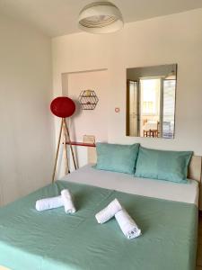 Apartman DMA في تيفات: غرفة نوم عليها سرير وفوط