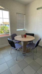 ein Tisch und Stühle in einem Raum mit einem Tisch in der Unterkunft Apartmani Slavonija in Orebić