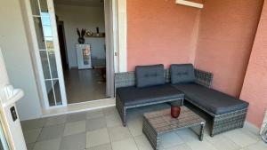 Ein Sitzbereich in der Unterkunft Apartmani Slavonija