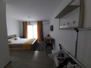 1 dormitorio con cama y ventana en Casa Dobro Dubova en Dubova