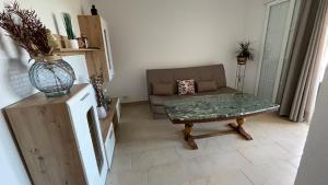 ein Wohnzimmer mit einer Couch und einem Tisch in der Unterkunft Apartmani Slavonija in Orebić + 34 Fotos