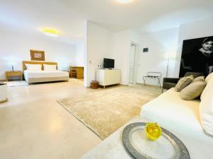 Giường trong phòng chung tại Afitis Boutique Hotel