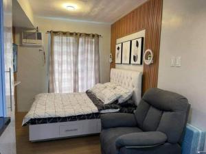 En eller flere senge i et værelse på StayPlus Tagaytay Luxe Suite w/ Recliner & Netflix