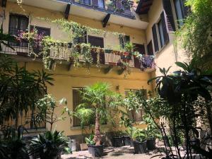 un bâtiment avec des plantes sur son côté dans l'établissement Il tetto fiorito dell'Isola, à Milan