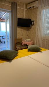 Ein Bett oder Betten in einem Zimmer der Unterkunft Apartmani Slavonija