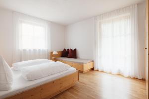 A bed or beds in a room at Untermairhof Appartment Residence