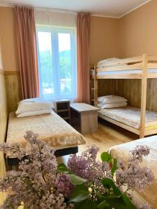 sypialnia z 2 łóżkami piętrowymi i oknem w obiekcie Dom Wypoczynkowy Relaks w Rytrze