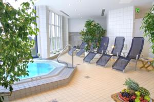 Bazén v ubytování Atlanta Hotel Leipzig nebo v jeho okolí