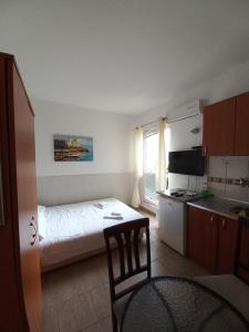a small room with a bed and a kitchen at Villa Angelina in Kumbor