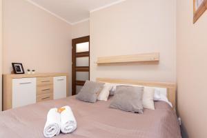 1 dormitorio con 1 cama con toallas en Business Apartments Warsaw Wola Kasprzaka by Renters en Varsovia