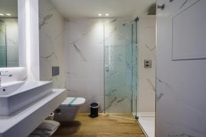 ein Bad mit einem WC und einer Glasdusche in der Unterkunft Hotel Brisamar Suites in Comarruga