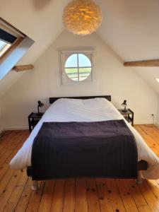 Łóżko lub łóżka w pokoju w obiekcie Vue et terrasse panoramique sur la Baie de Somme