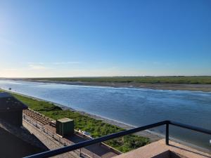 balkon z widokiem na rzekę w obiekcie Vue et terrasse panoramique sur la Baie de Somme w mieście Saint-Valéry-sur-Somme