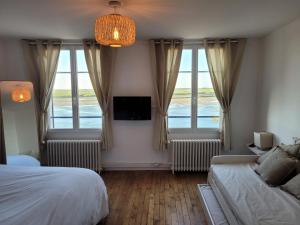 Łóżko lub łóżka w pokoju w obiekcie Vue et terrasse panoramique sur la Baie de Somme