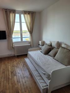 Łóżko lub łóżka w pokoju w obiekcie Vue et terrasse panoramique sur la Baie de Somme