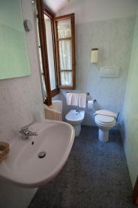 a bathroom with a sink and a toilet at Tre Fiumi in Ronta