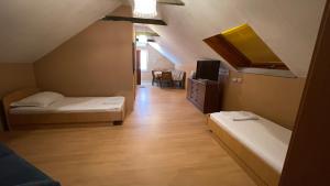 Ein Bett oder Betten in einem Zimmer der Unterkunft Apartmani Slavonija