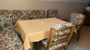 Ein Sitzbereich in der Unterkunft Apartmani Slavonija