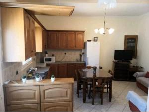 cocina y comedor con mesa y cocina con en Michael's & Kyriaki's House, Kalamoti, Chios, en Kalamoti
