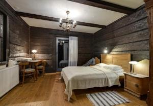 Säng eller sängar i ett rum på "U LAWENDOWEJ WIEDŹMY" - stylowa agroturystyka z klimatem