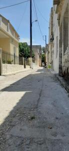 una calle vacía en un callejón entre dos edificios en Michael's & Kyriaki's House, Kalamoti, Chios, en Kalamoti