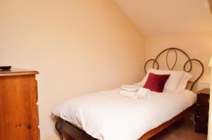 A bed or beds in a room at Trade Digs Brimscombe 