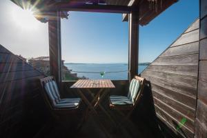 ソゾポルにあるGuest House Doctor's Houseのテーブルと椅子、海の景色を望むバルコニー