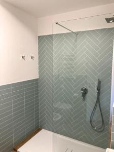 a bathroom with a shower with a glass door at Appartamento nuovissimo con giardino, a due passi dal centro in Sirolo