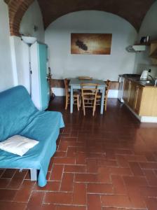 ein Wohnzimmer mit einem Tisch und einer Küche in der Unterkunft Agriturismo Le Cantine in Poggibonsi