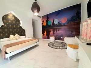 1 dormitorio con 1 cama y una pintura en la pared en B&B Secret Suite, en Gallipoli