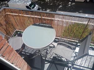 una mesa blanca y sillas sentadas en un balcón en apartamento COLON !!PARKING PRIVADO GRATUITO !!, en Logroño