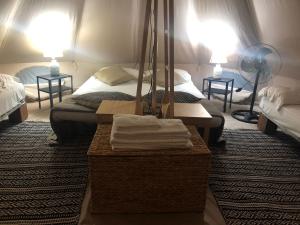 een kamer met 2 bedden en een tafel met handdoeken bij Sunseabeach in Marzamemi