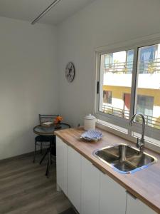 kuchnia ze zlewem i oknem w obiekcie CORNELIA`S HOME TC2 playa w mieście Los Cristianos