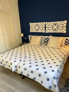 a bedroom with a large bed with a blue wall at CORNELIA`S HOME TC2 preciosas vistas in Los Cristianos