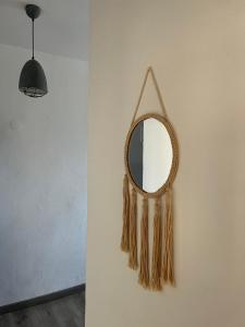 lustro z frędzlami wiszącymi na ścianie w obiekcie CORNELIA`S HOME TC2 playa w mieście Los Cristianos