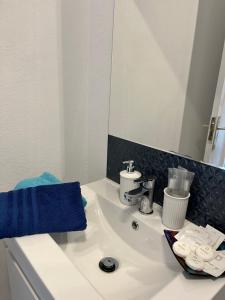 uma casa de banho com um lavatório e um espelho em CORNELIA`S HOME TC2 preciosas vistas em Los Cristianos