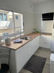 Kuchnia lub aneks kuchenny w obiekcie CORNELIA`S HOME TC2 playa