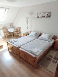 1 dormitorio con 1 cama grande en una habitación en Eckhardt Vendégház en Villány