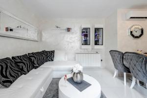 uma sala de estar branca com um sofá branco e cadeiras em Villa Anita, Cavtat em Cavtat