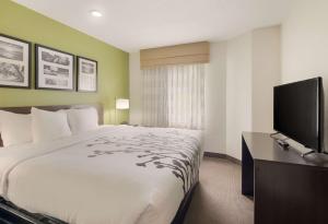 Un pat sau paturi într-o cameră la Sleep Inn Tanglewood