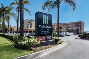 サンタアナにあるMainStay Suites John Wayne Airport, a Choice Hotelの駐車場の兜看板