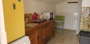a kitchen with a counter with a microwave on it at Gîte indépendant in Caux-et-Sauzens