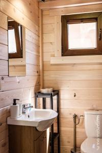 a bathroom with a sink and a toilet at Domki Letniskowe Swornegacie - grill klimatyzacja WiFi monitoring in Swornegacie